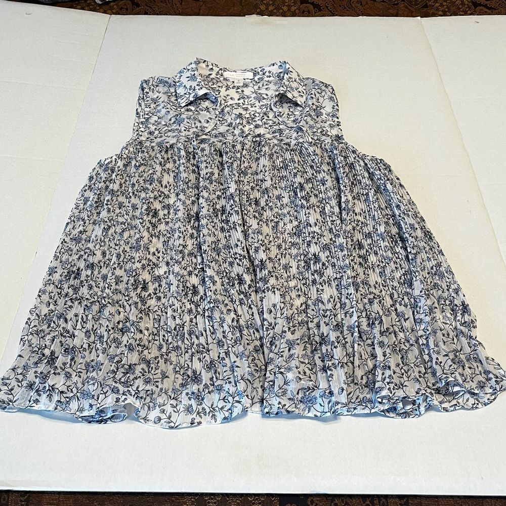 LC Lauren Conrad floral white and‎ blue sleeveless pleated top size small S